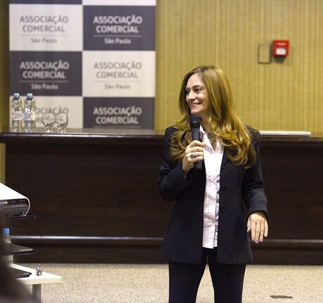 Catarina palestrando na Associação Comercial de São Paulo